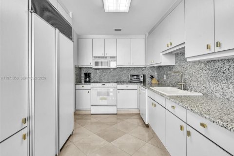 Condominio en venta en Bal Harbour, Florida, 2 dormitorios, 190.45 m2 № 2032256 - foto 19