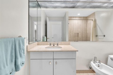 Condominio en venta en Bal Harbour, Florida, 2 dormitorios, 190.45 m2 № 2032256 - foto 28