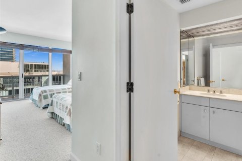 Condominio en venta en Bal Harbour, Florida, 2 dormitorios, 190.45 m2 № 2032256 - foto 27