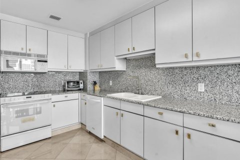 Condominio en venta en Bal Harbour, Florida, 2 dormitorios, 190.45 m2 № 2032256 - foto 21