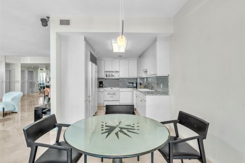 Condominio en venta en Bal Harbour, Florida, 2 dormitorios, 190.45 m2 № 2032256 - foto 18