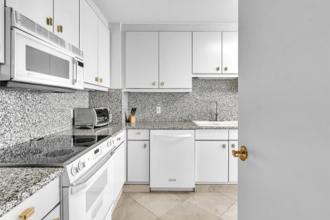 Condominio en venta en Bal Harbour, Florida, 2 dormitorios, 190.45 m2 № 2032256 - foto 22