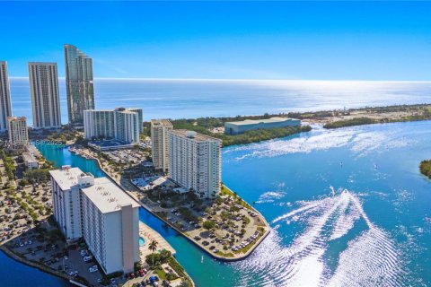 Купить кондоминиум в Санни-Айлс-Бич, Флорида 1 спальня, 70.79м2, № 1957377 - фото 28