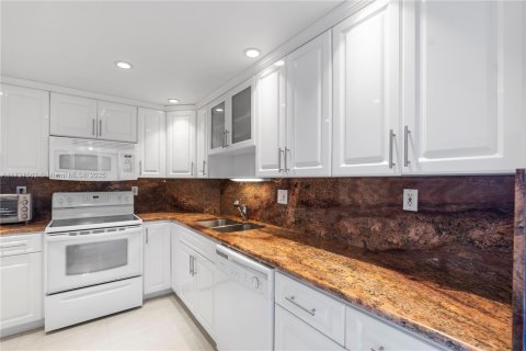 Купить кондоминиум в Санни-Айлс-Бич, Флорида 1 спальня, 70.79м2, № 1957377 - фото 25