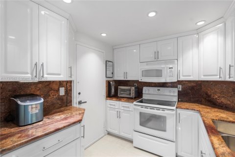 Купить кондоминиум в Санни-Айлс-Бич, Флорида 1 спальня, 70.79м2, № 1957377 - фото 26