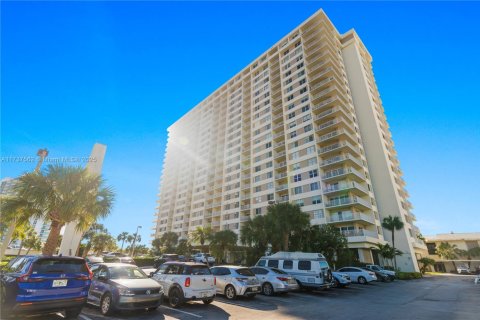 Купить кондоминиум в Санни-Айлс-Бич, Флорида 1 спальня, 70.79м2, № 1957377 - фото 6