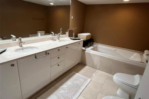 Condo in Sunny Isles Beach, Florida, 2 bedrooms № 2089492 - photo 23