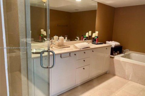 Condo in Sunny Isles Beach, Florida, 2 bedrooms № 2089492 - photo 21