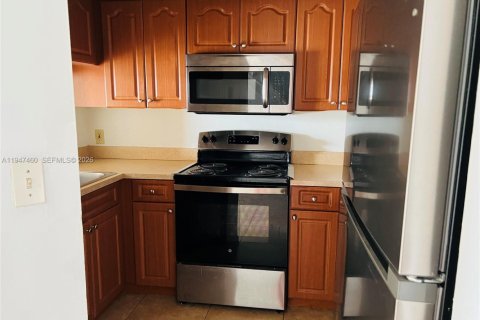 Touwnhouse à vendre à Fort Lauderdale, Floride: 2 chambres, 95.88 m2 № 2152945 - photo 2