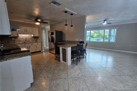 House in Kenneth City, Florida 3 bedrooms, 131.55 sq.m. № 1827695 - photo 12