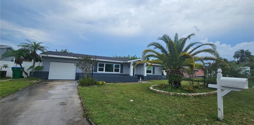 House in Kenneth City, Florida 3 bedrooms, 131.55 sq.m. № 1827695