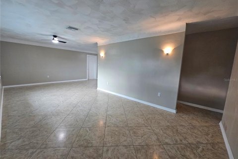 House in Kenneth City, Florida 3 bedrooms, 131.55 sq.m. № 1827695 - photo 5