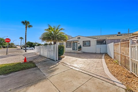 Купить виллу или дом в Опа-Локка, Флорида 3 спальни, 112.6м2, № 1933726 - фото 2