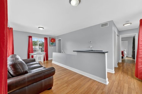 House in Oakland Park, Florida 3 bedrooms, 137.5 sq.m. № 2086279 - photo 9