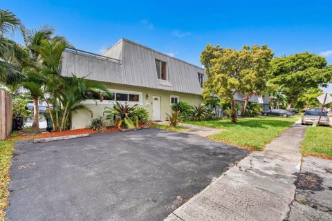 House in Oakland Park, Florida 3 bedrooms, 137.5 sq.m. № 2086279 - photo 20