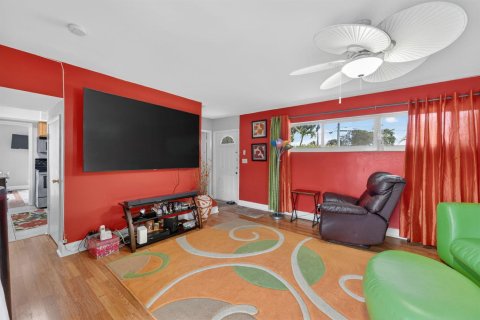 House in Oakland Park, Florida 3 bedrooms, 137.5 sq.m. № 2086279 - photo 4