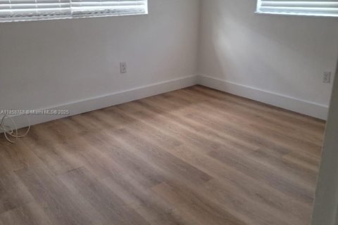 Commercial property in Miami Beach, Florida 318.19 sq.m. № 1958000 - photo 4