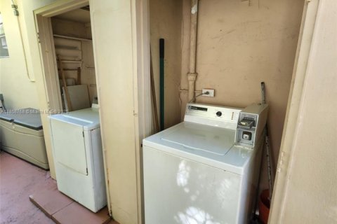 Commercial property in Miami Beach, Florida 318.19 sq.m. № 1958000 - photo 21