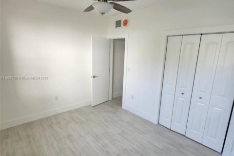 Commercial property in Miami Beach, Florida 318.19 sq.m. № 1958000 - photo 11