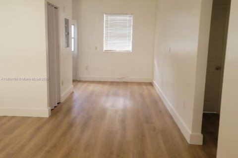 Commercial property in Miami Beach, Florida 318.19 sq.m. № 1958000 - photo 7