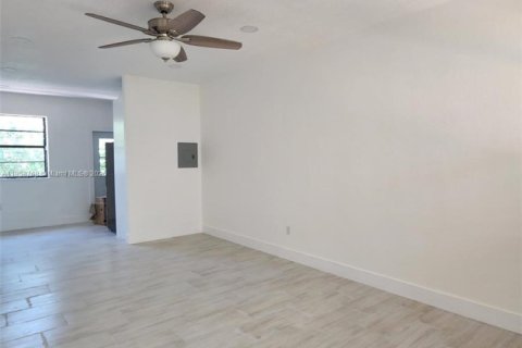 Commercial property in Miami Beach, Florida 318.19 sq.m. № 1958000 - photo 17