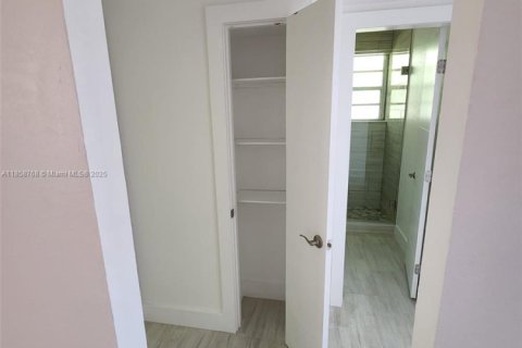 Commercial property in Miami Beach, Florida 318.19 sq.m. № 1958000 - photo 12