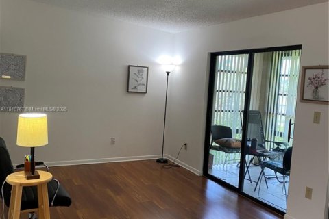 Купить кондоминиум в Тамарак, Флорида 2 спальни, 76.83м2, № 1958031 - фото 3