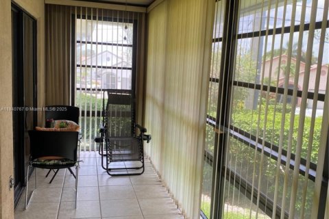 Купить кондоминиум в Тамарак, Флорида 2 спальни, 76.83м2, № 1958031 - фото 9