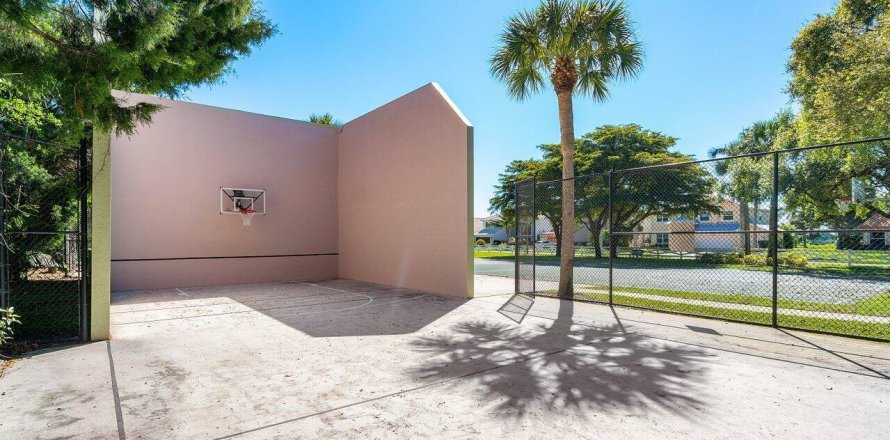House in Boynton Beach, Florida 4 bedrooms, 267.74 sq.m. № 1224821