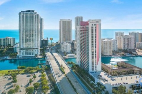 Condominio en venta en Hallandale Beach, Florida, 2 dormitorios, 95.69 m2 № 2009928 - foto 28