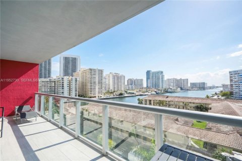 Condominio en venta en Hallandale Beach, Florida, 2 dormitorios, 95.69 m2 № 2009928 - foto 11