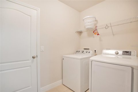 House in Apopka, Florida 4 bedrooms, 211.63 sq.m. № 2205110 - photo 25