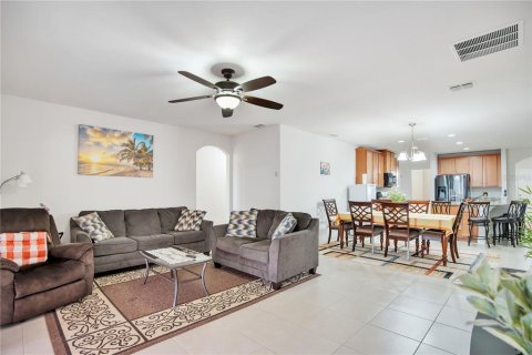 House in Apopka, Florida 4 bedrooms, 211.63 sq.m. № 2205110 - photo 6