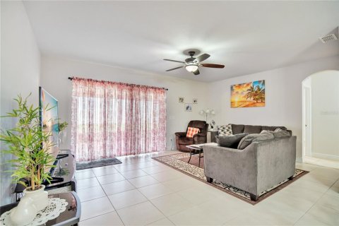 House in Apopka, Florida 4 bedrooms, 211.63 sq.m. № 2205110 - photo 7