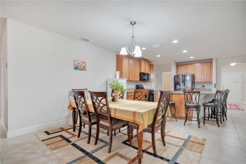 House in Apopka, Florida 4 bedrooms, 211.63 sq.m. № 2205110 - photo 12