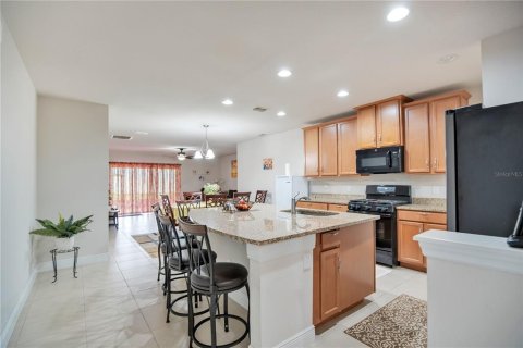 House in Apopka, Florida 4 bedrooms, 211.63 sq.m. № 2205110 - photo 8