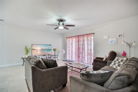 House in Apopka, Florida 4 bedrooms, 211.63 sq.m. № 2205110 - photo 5