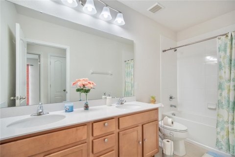 House in Apopka, Florida 4 bedrooms, 211.63 sq.m. № 2205110 - photo 23