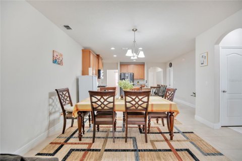 House in Apopka, Florida 4 bedrooms, 211.63 sq.m. № 2205110 - photo 13