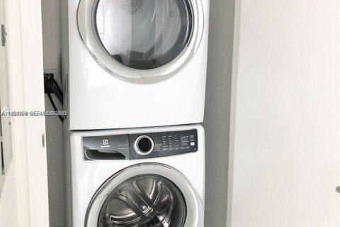 Condominio en alquiler en Miami, Florida, 1 dormitorio № 2035169 - foto 13