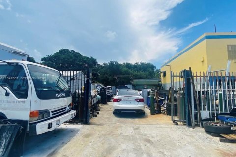 Immobilier commercial à vendre à Miami, Floride № 2005050 - photo 3