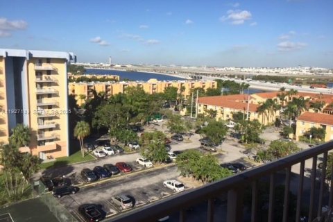 Copropriété à louer à Miami, Floride: 1 chambre, 55.56 m2 № 1987344 - photo 12