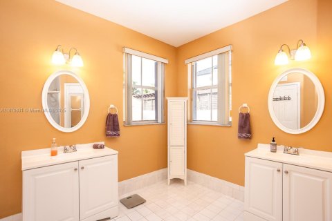 Villa ou maison à vendre à Miami, Floride: 4 chambres, 252.97 m2 № 1942115 - photo 27