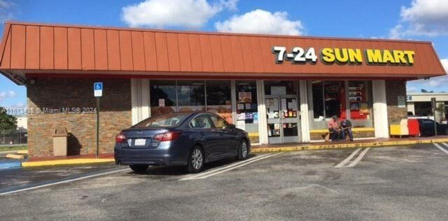 Commercial property in Coral Springs, Florida № 1754306