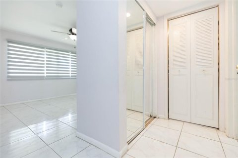 Condo in Saint Petersburg, Florida, 2 bedrooms  № 2207755 - photo 23