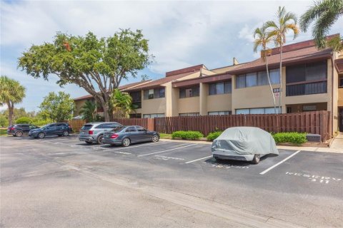 Condo in Saint Petersburg, Florida, 2 bedrooms  № 2207755 - photo 3
