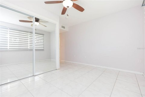 Condo in Saint Petersburg, Florida, 2 bedrooms  № 2207755 - photo 27