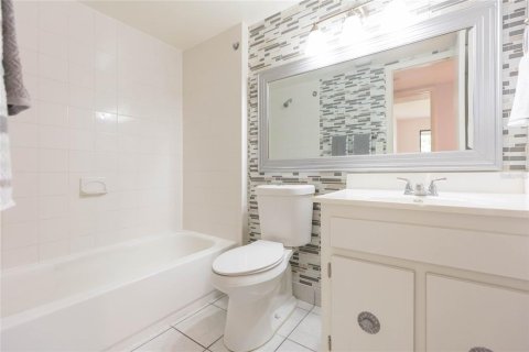 Condo in Saint Petersburg, Florida, 2 bedrooms  № 2207755 - photo 19