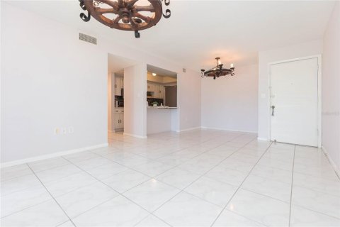 Condo in Saint Petersburg, Florida, 2 bedrooms  № 2207755 - photo 9