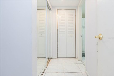 Condo in Saint Petersburg, Florida, 2 bedrooms  № 2207755 - photo 24